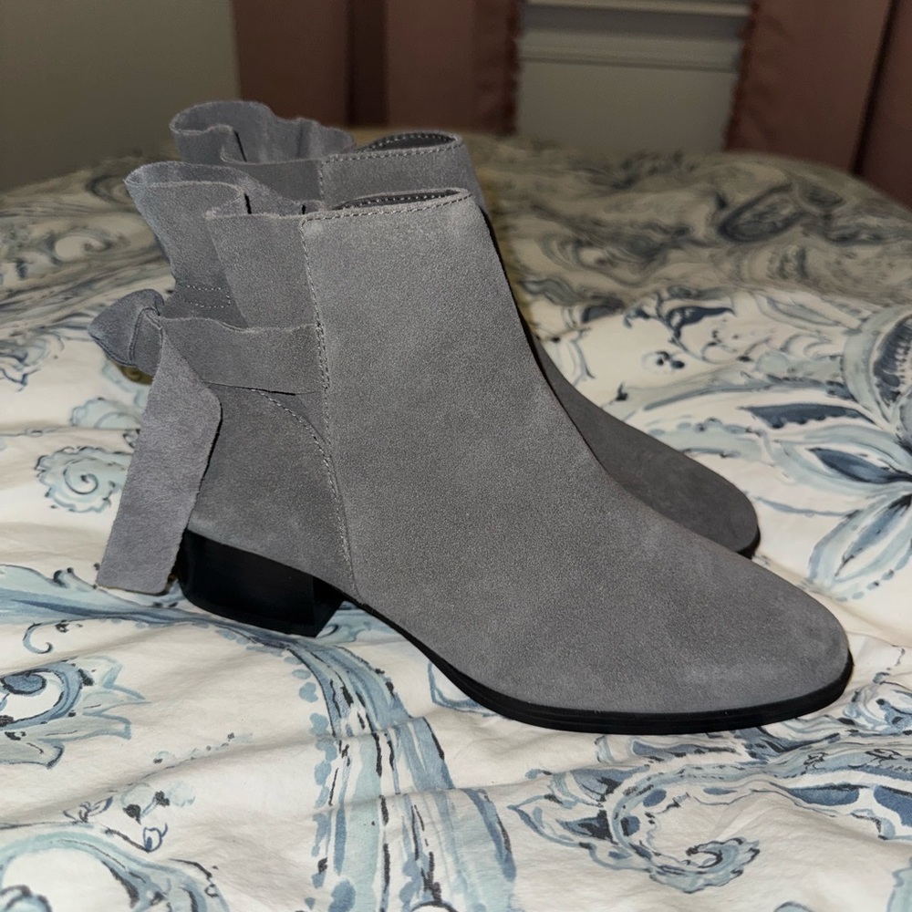 AEROSOLES Gray Suede Ankle Booties